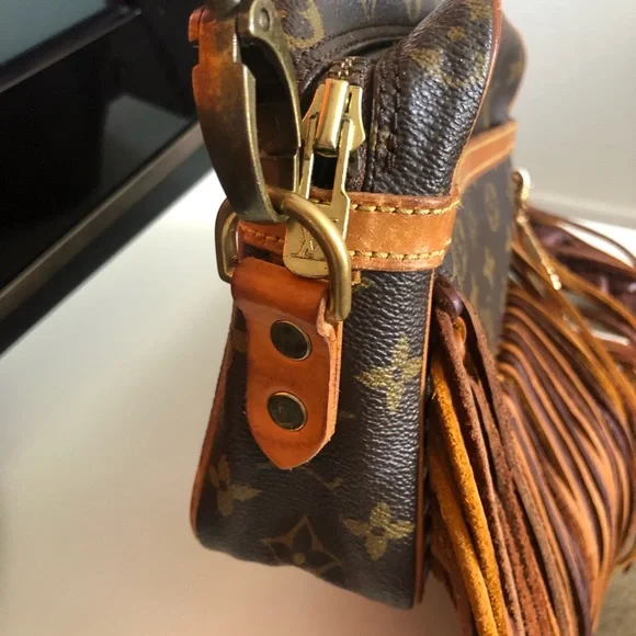 LOUIS VUITTON CROSSBODY - Picture 8 of 11